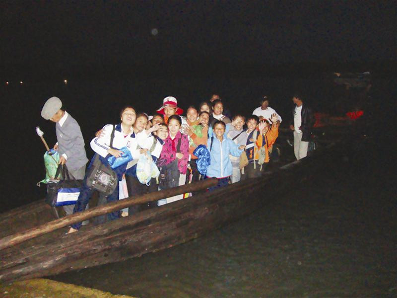 Thảm họa luôn rình rập những chuyến đò ngang trên sông Gianh. Ảnh: Hoàng Nam Thảm họa luôn rình rập những chuyến đò ngang trên sông Gianh. Ảnh: Hoàng Nam