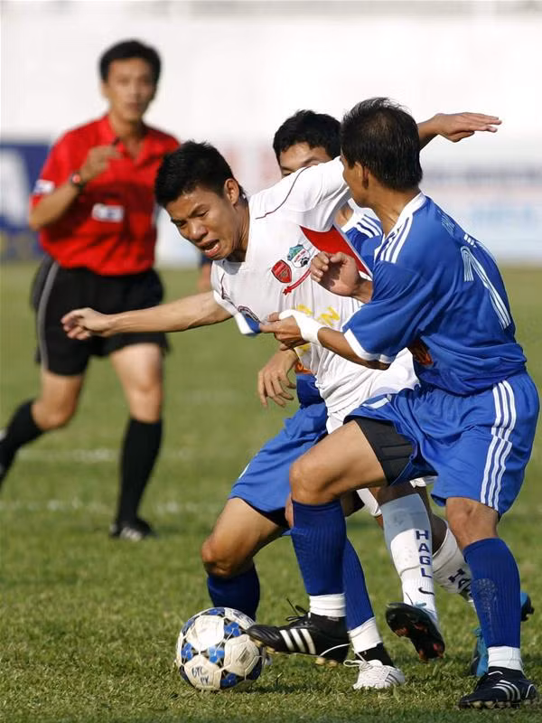 HAGL (áo sẫm màu) có chiến thắng khá may mắn