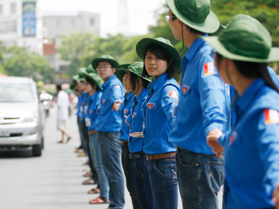 Việc làm, giáo dục nhân cách cho thanh niên được các cựu bí thư T.Ư Đoàn quan tâm (trong ảnh: Thanh niên tình nguyện đứng nối tay phân làn giao thông tại chương trình Tiếp sức mùa thi 2012). Ảnh: Xuân Phú