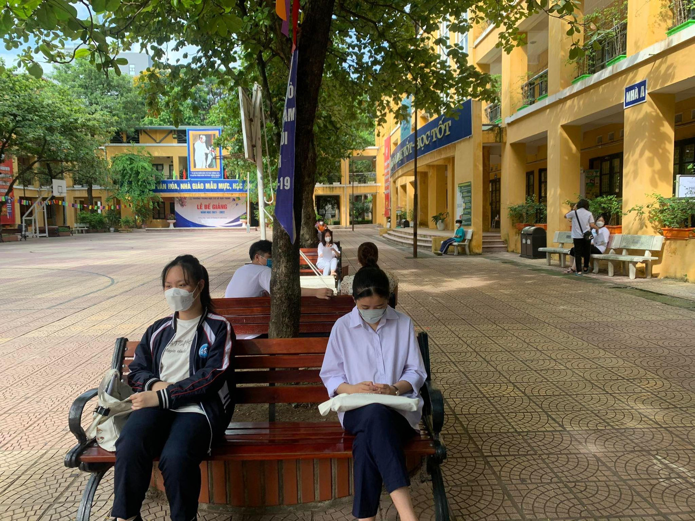 Trong lúc đợi chờ vào nghe phổ biến quy chế thi, nhiều học sinh mang sách ra học. Ảnh: Đỗ Hợp Trong lúc đợi chờ vào nghe phổ biến quy chế thi, nhiều học sinh mang sách ra học. Ảnh: Đỗ Hợp