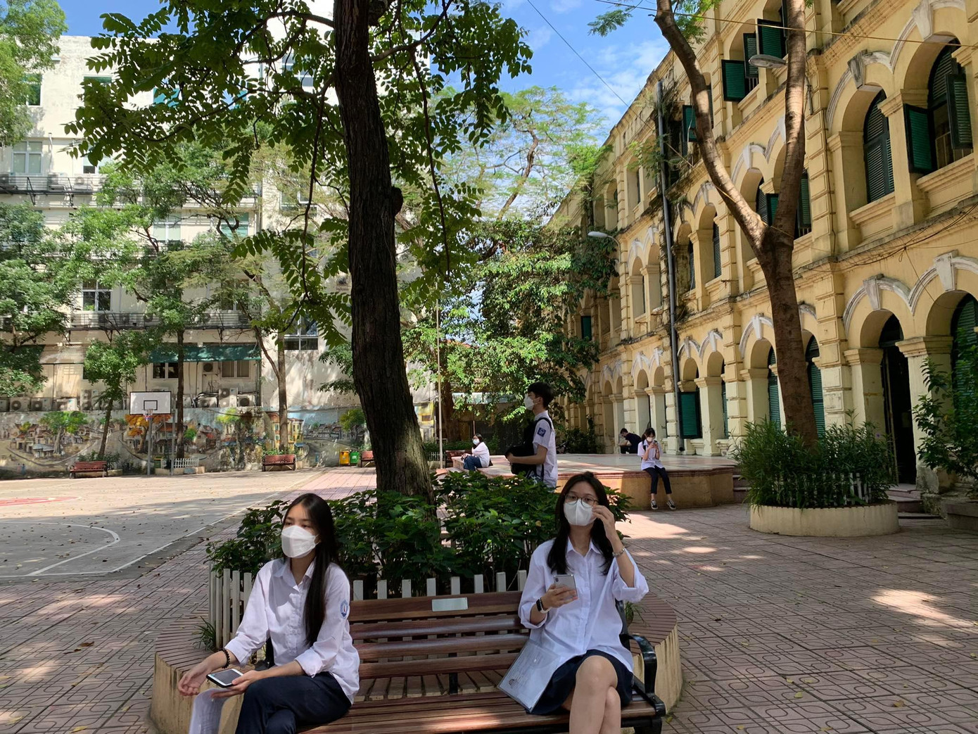 Thay vì đợi phụ huynh ngoài cổng trường, nhiều thí sinh ở điểm thi trường THPT Việt Đức đợi trong sân trường tránh nóng Thay vì đợi phụ huynh ngoài cổng trường, nhiều thí sinh ở điểm thi trường THPT Việt Đức đợi trong sân trường tránh nóng