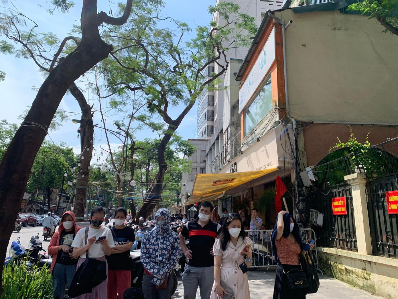 Phụ huynh đứng đợi con trong cái nóng như thiêu đốt của Hà Nội