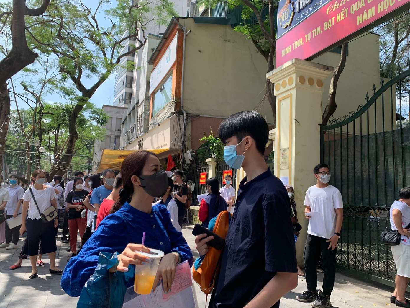 Phụ huynh mang nước "tiếp tế" cho con