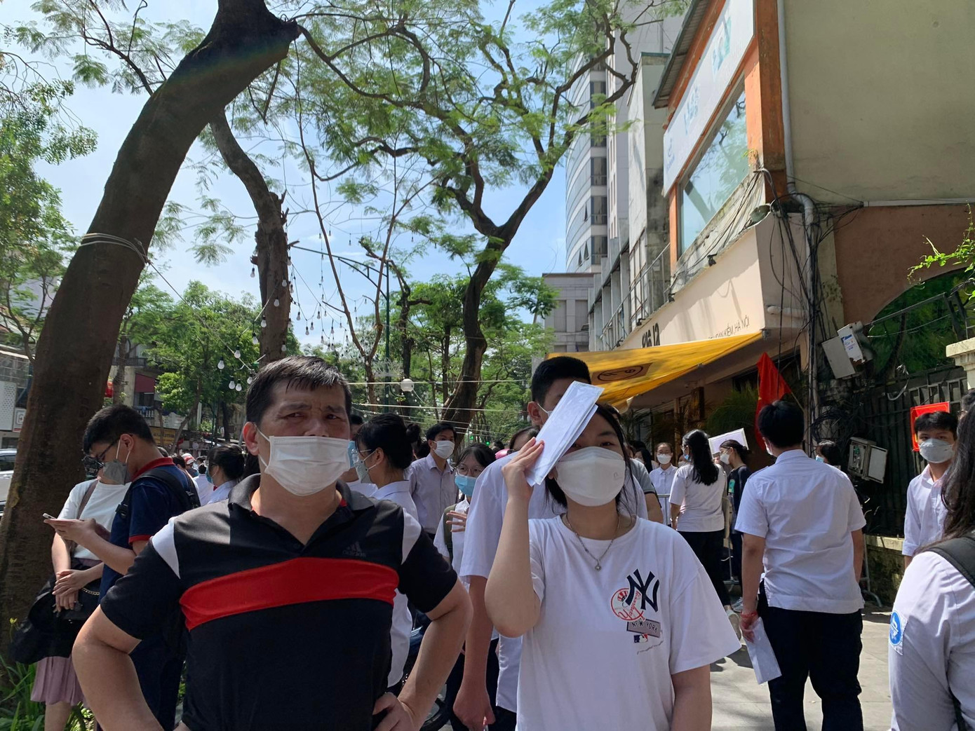 Nắng nóng, nhiều học sinh đội nắng đợi phụ huynh ngoài cổng trường Nắng nóng, nhiều học sinh đội nắng đợi phụ huynh ngoài cổng trường