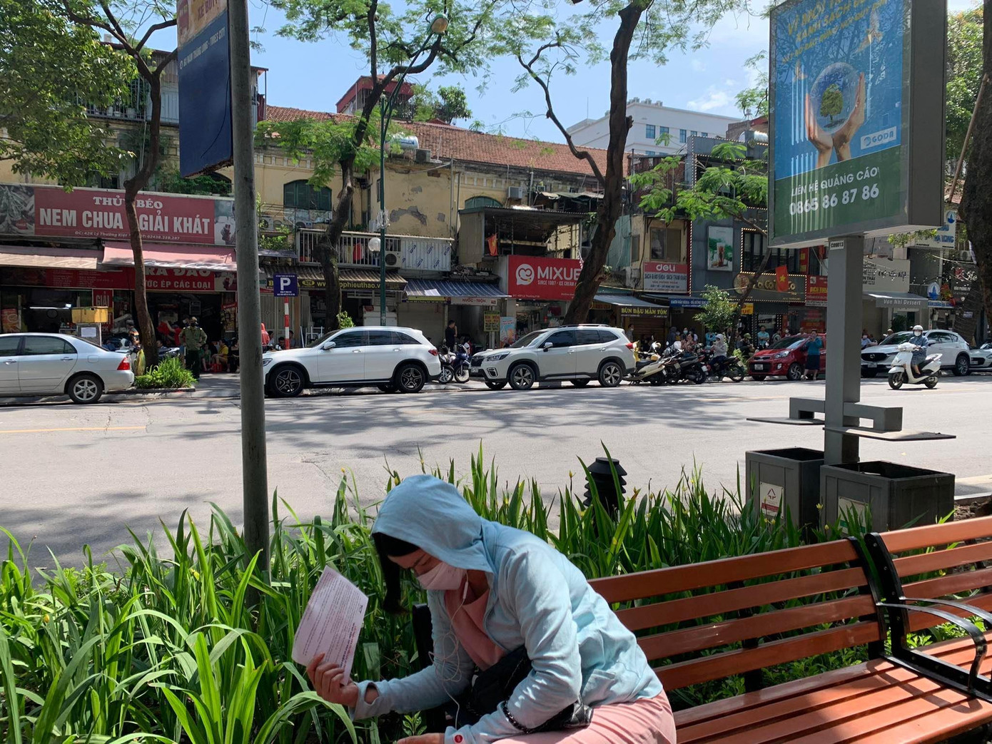 Phụ huynh vật vạ đợi ngoài cổng trường