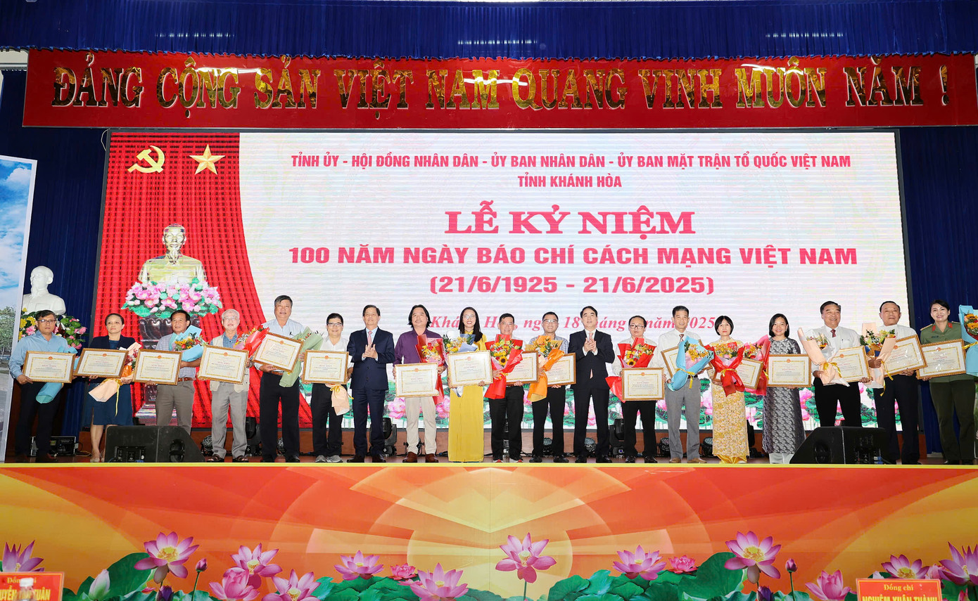 Ông Nghiêm Xuân Thành - Bí thư Tỉnh uỷ Khánh Hòa, cùng lãnh đạo tỉnh tặng bằng khen cho các cơ quan báo chí tỉnh và văn phòng đại diện các báo đóng tại Khánh Hòa.