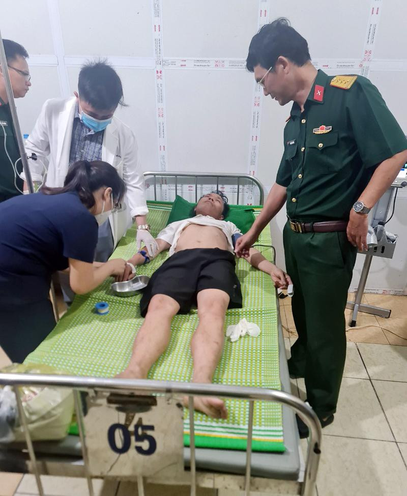 Thượng úy Trần Văn Minh được đưa vào bệnh viện để kiểm tra và hồi phục sức khỏe sau 23 ngày mất tích.