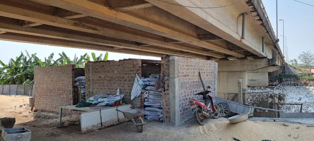 Ông Dương đã xây dựng kiên cố khu vực chứa thức ăn chăn nuôi. Ông Dương đã xây dựng kiên cố khu vực chứa thức ăn chăn nuôi.