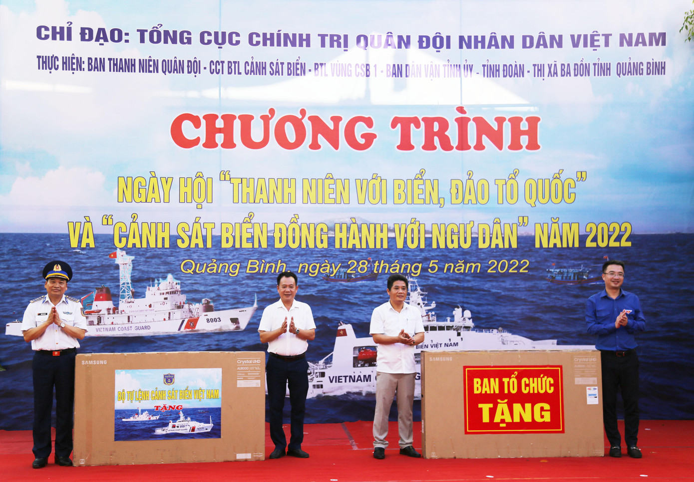 Tặng quà cho các trường học tại địa bàn phường Quảng Phúc - Tx Ba Đồn tỉnh Quảng Bình