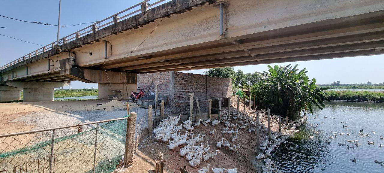 Chuồng trại và bờ đê lấn sông Lũy Chuồng trại và bờ đê lấn sông Lũy