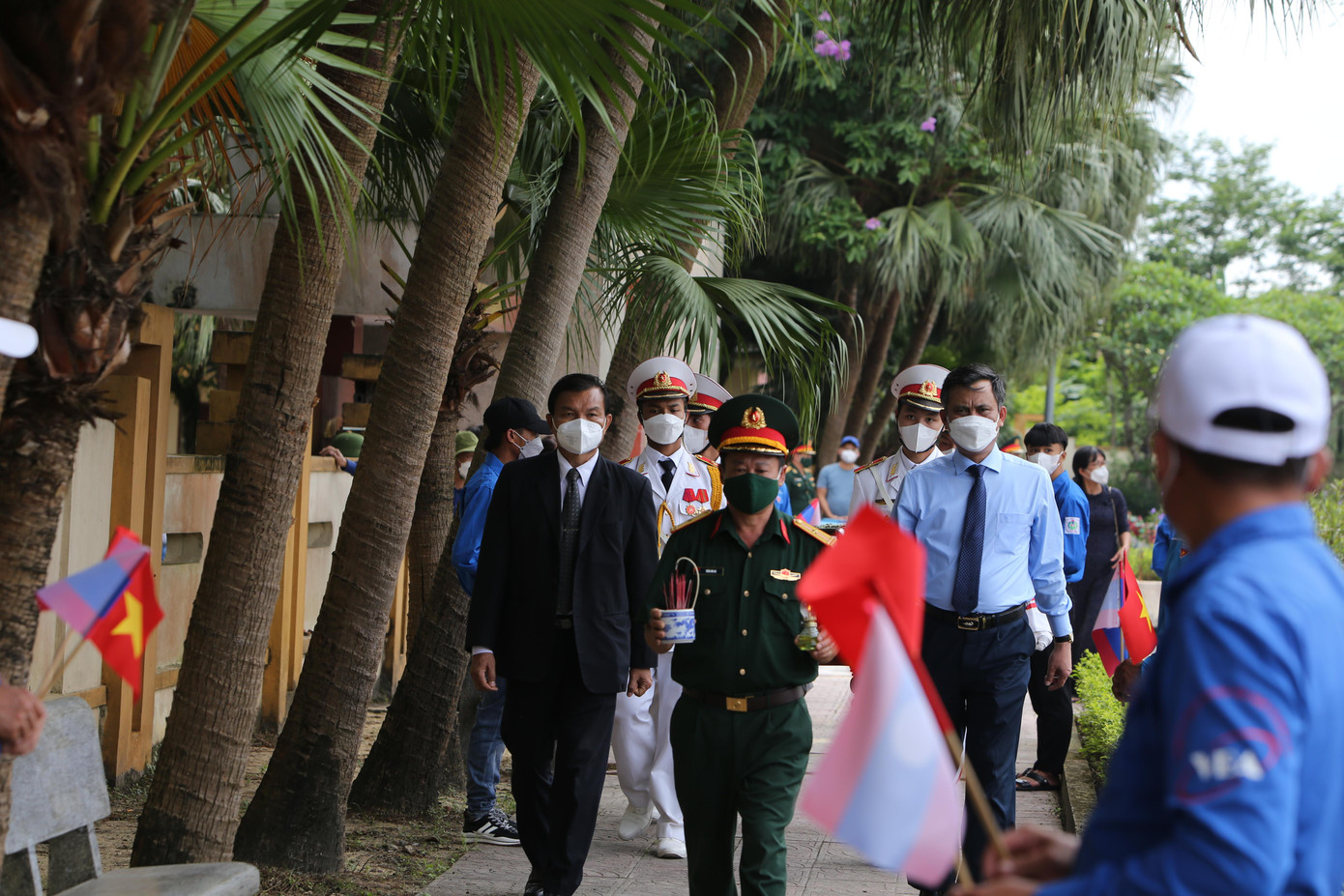 Lãnh đạo tỉnh Quảng Bình cùng đông đảo người dân đến nghĩa trang liệt sĩ Ba Dốc (Bố Trạch - Quảng Bình) đón các anh hùng liệt sĩ về đất mẹ. Lãnh đạo tỉnh Quảng Bình cùng đông đảo người dân đến nghĩa trang liệt sĩ Ba Dốc (Bố Trạch - Quảng Bình) đón các anh hùng liệt sĩ về đất mẹ.