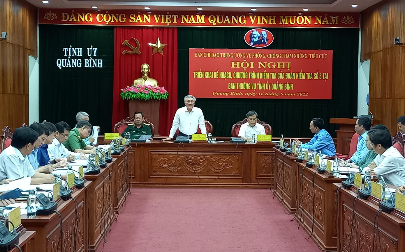 Đoàn công tác số 5 công bố quyết định kiểm tra phòng, chống tham nhũng tại Quảng Bình.