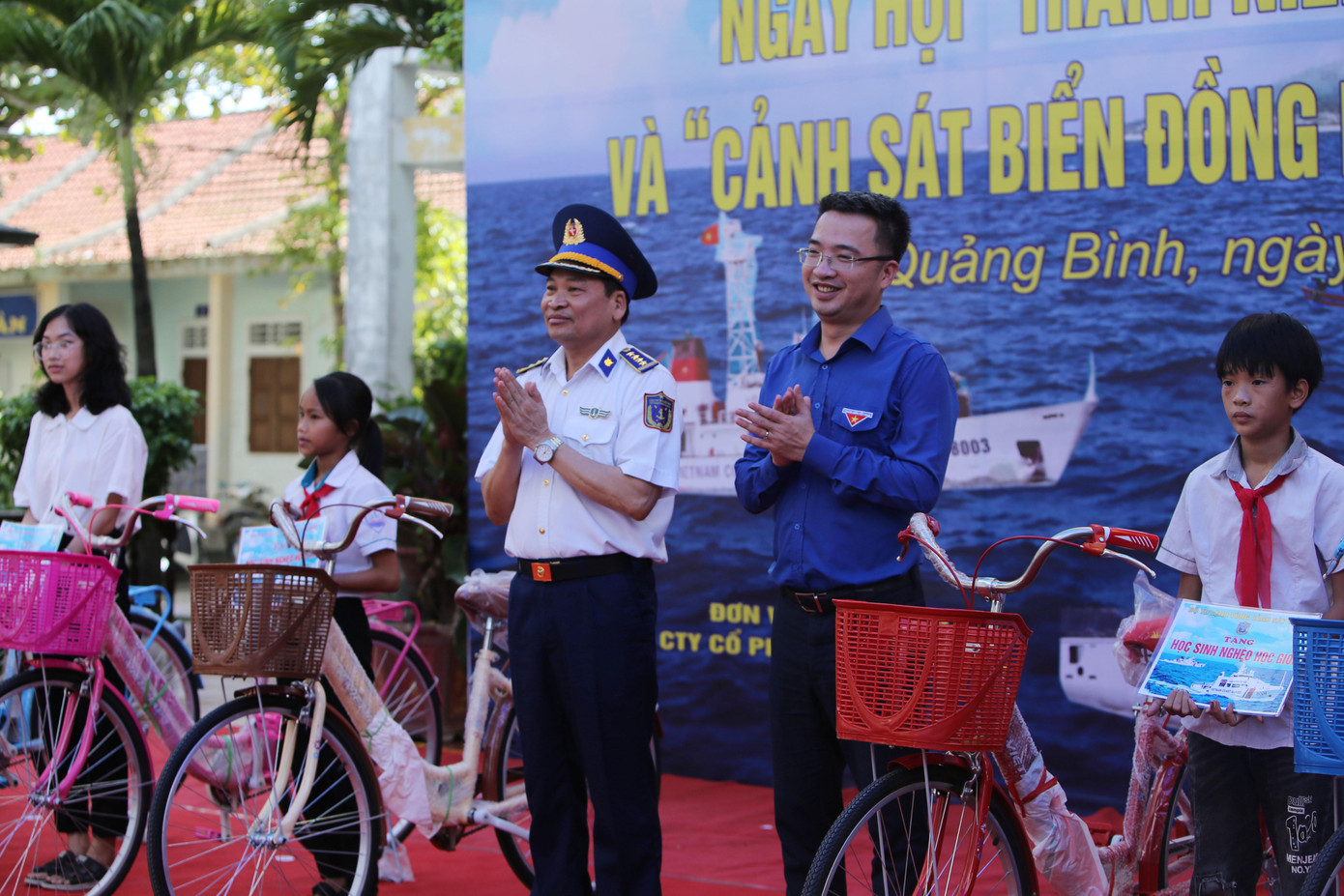 Tặng xe đạp cho các học sinh khó khăn ở địa bàn phường Quảng Phúc (Tx. Ba Đồn - Quảng Bình).