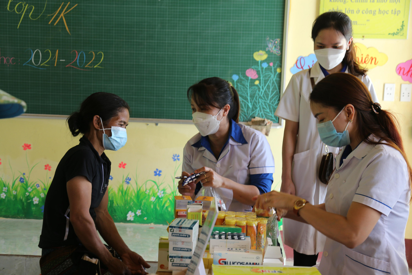 Cấp phát thuốc và hướng dẫn sử dụng thuốc cho bà con. Cấp phát thuốc và hướng dẫn sử dụng thuốc cho bà con.