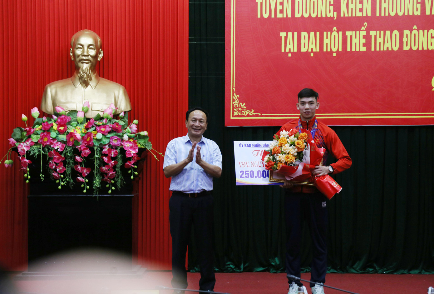 Ông Trần Hải Châu, PBT Tỉnh ủy tỉnh Quảng Bình trao thưởng cho VĐV Nguyễn Huy Hoàng
