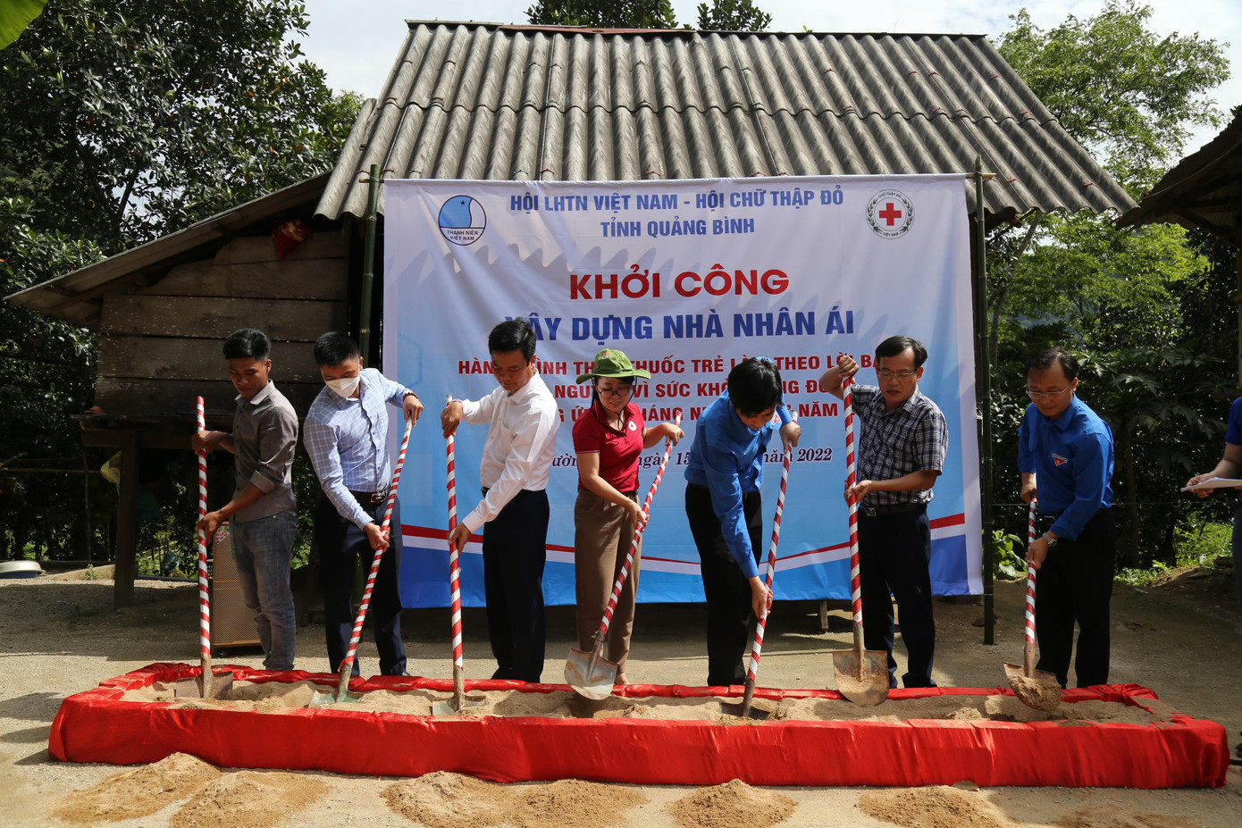 Khởi công dây dựng nhà nhân ái cho bà con. Khởi công dây dựng nhà nhân ái cho bà con.