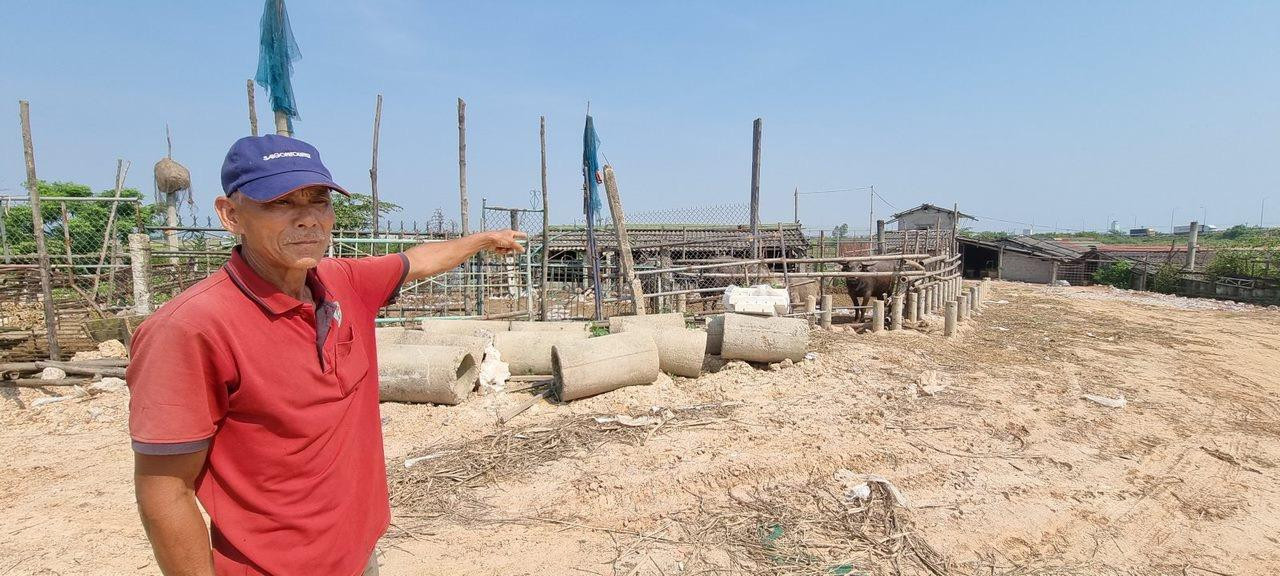 Ống thoát nước được tập kết trong trang trại. Ống thoát nước được tập kết trong trang trại.