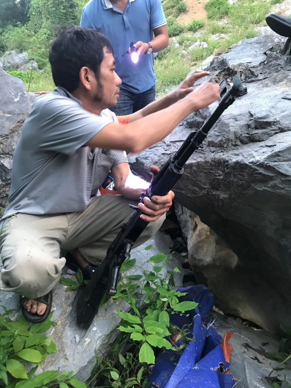 Đối tượng Nguyễn Văn Nhường tại nơi cất giấu vũ khí trái phép. Đối tượng Nguyễn Văn Nhường tại nơi cất giấu vũ khí trái phép.