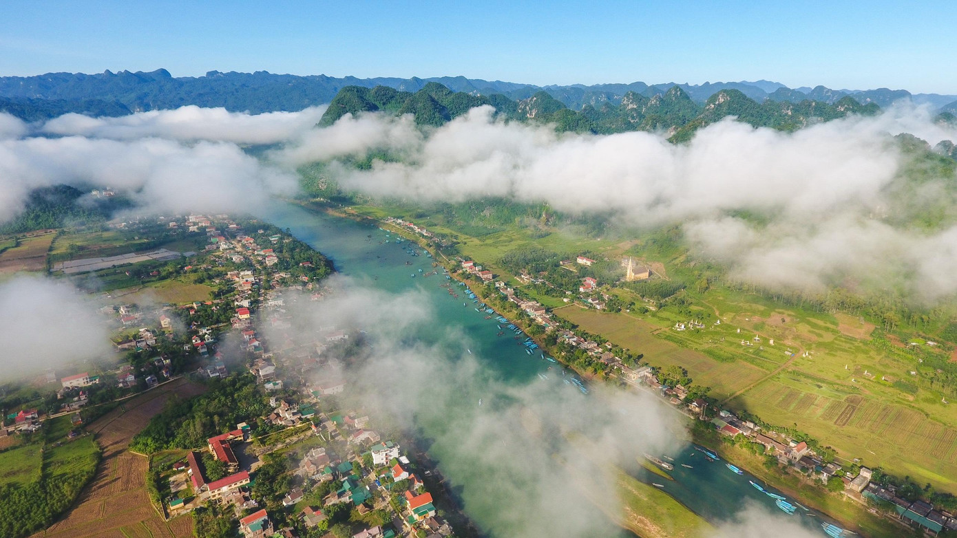 Phong Nha - Kẻ Bàng là nơi chứa đựng nhiều bí ẩn và có nhiều hang động tuyệt đẹp trong hệ thống núi đá vôi mà thiên nhiên ban tặng Phong Nha - Kẻ Bàng là nơi chứa đựng nhiều bí ẩn và có nhiều hang động tuyệt đẹp trong hệ thống núi đá vôi mà thiên nhiên ban tặng