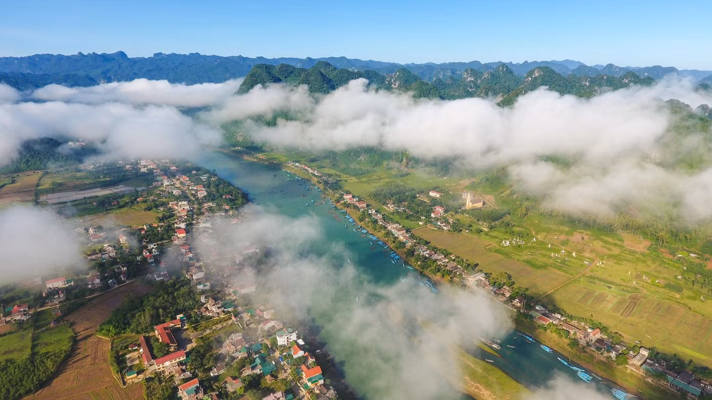 Phong Nha - Kẻ Bàng là nơi chứa đựng nhiều bí ẩn và có nhiều hang động tuyệt đẹp trong hệ thống núi đá vôi mà thiên nhiên ban tặng