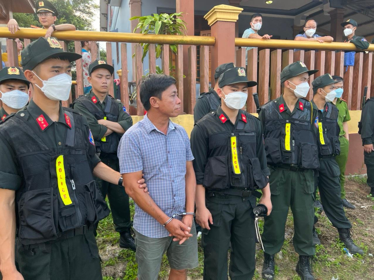 Lực lượng Công an tỉnh Quảng Bình khống chế đối tượng mua bán vận chuyển vật liệu nổ trái phép.