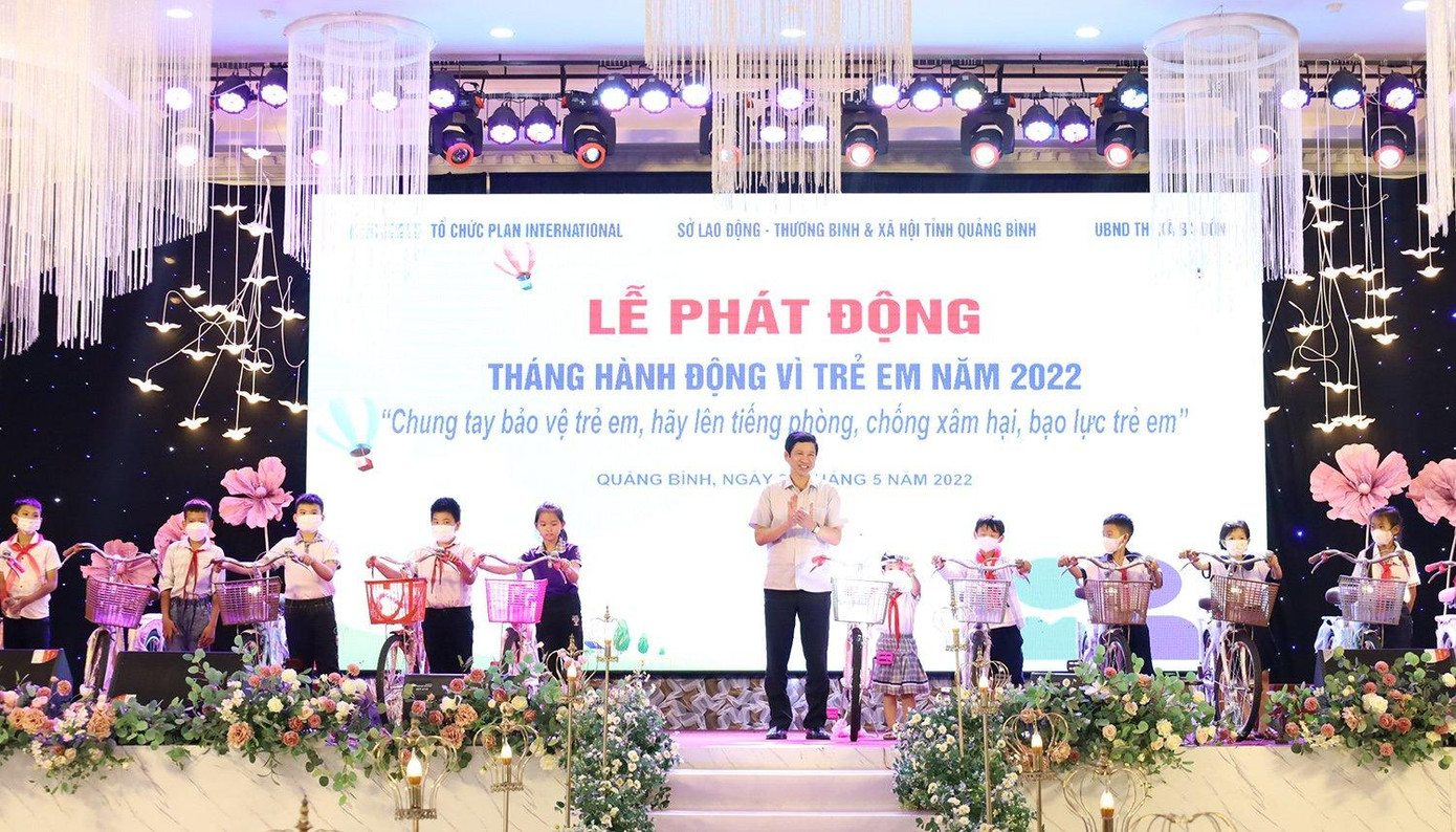 Tặng xe đạp cho học sinh khó khăn của TX. Ba Đồn tỉnh Quảng Bình