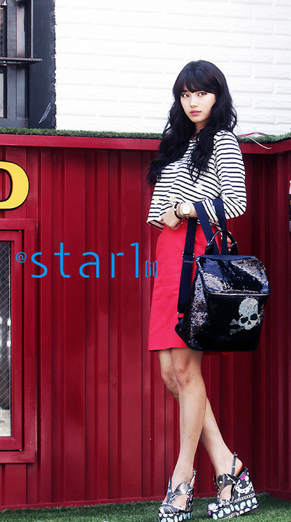 Dịu dàng nữ tính với xì tài váy xòe và tóc tết cùng khăn... Gợi cảm với quần short khoe chân thon... Đáng yêu nhưng vẫn cá tính với phong cách trang điểm tập trung vào đôi mắt... Năng động khi diện áo crop top với chân váy bút chì... Cổ điển gợi cảm với gam màu trầm.