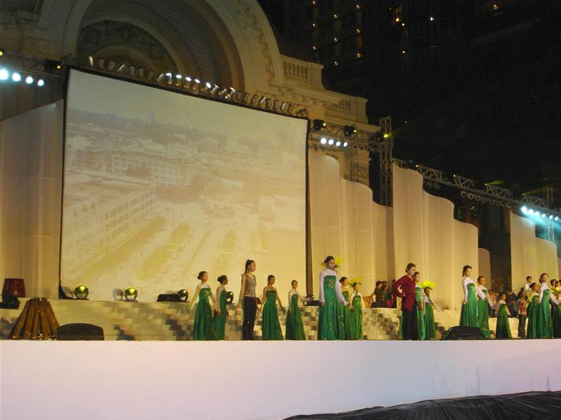 Trước Nhà hát thành phố sẽ diễn ra những lễ hội văn hoá đặc sắc trong suốt dịp lễ từ 29/4 - 2/5. Trước Nhà hát thành phố sẽ diễn ra những lễ hội văn hoá đặc sắc trong suốt dịp lễ từ 29/4 - 2/5.