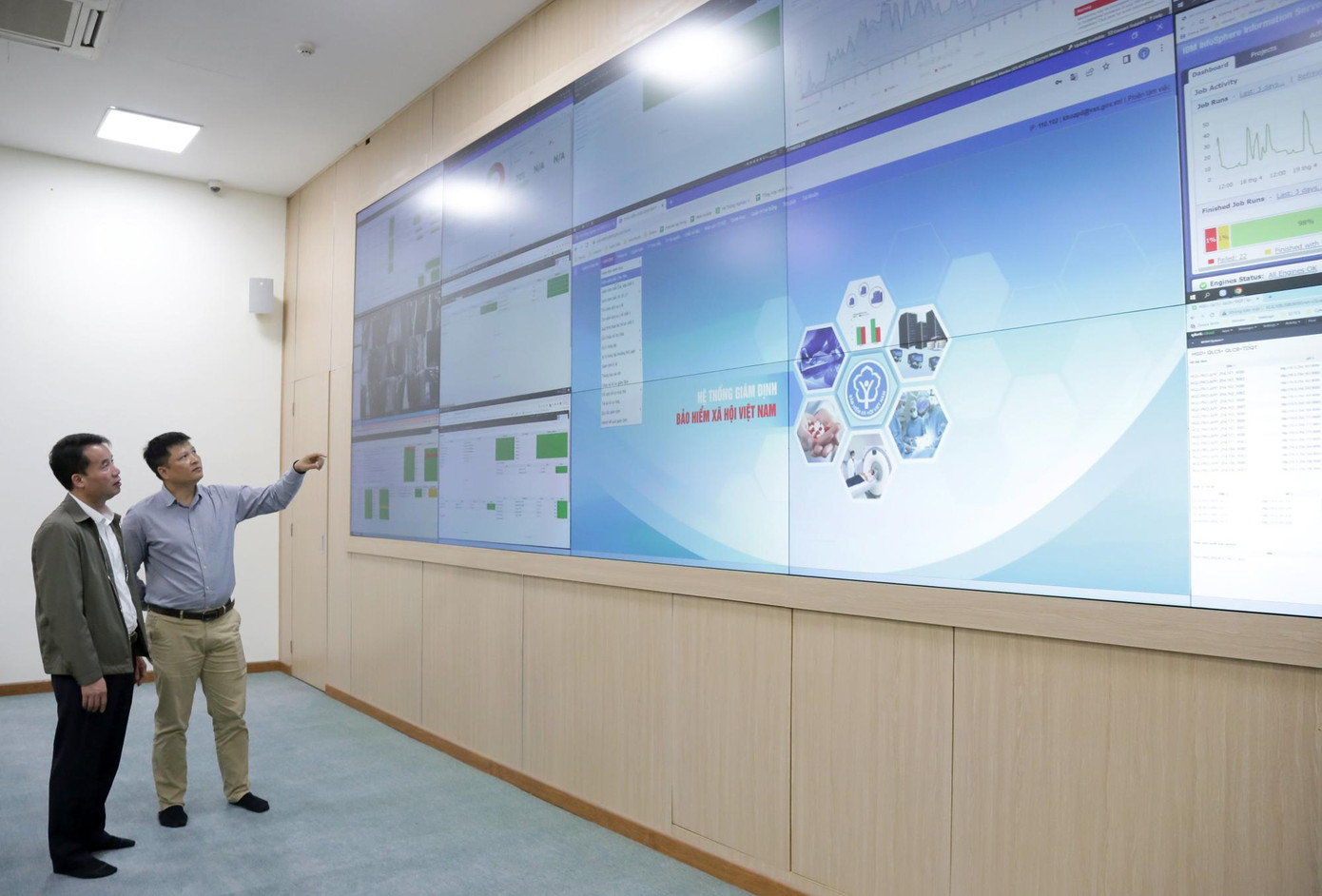 Tổng Giám đốc BHXH Việt Nam Nguyễn Thế Mạnh kiểm tra hoạt động Hệ thống thông tin giám định BHYT của ngành