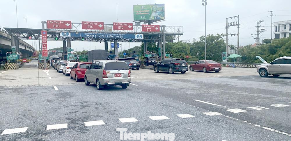 Dù cuối tuần (ngày 6/8), nhưng trạm thu phí Liêm Tuyền trên tuyến cao tốc Cầu Giẽ - Ninh Bình vẫn không còn cảnh ùn ứ như khi còn thu phí thủ công. Dù cuối tuần (ngày 6/8), nhưng trạm thu phí Liêm Tuyền trên tuyến cao tốc Cầu Giẽ - Ninh Bình vẫn không còn cảnh ùn ứ như khi còn thu phí thủ công.