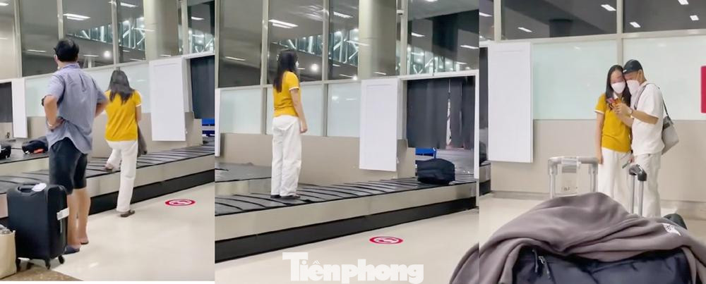 Nữ hành khách đứng lên băng chuyền hành lý sân bay Liên Khương quay clip, sau đó vui vẻ xem lại cùng người quay. Ảnh cắt từ clip.