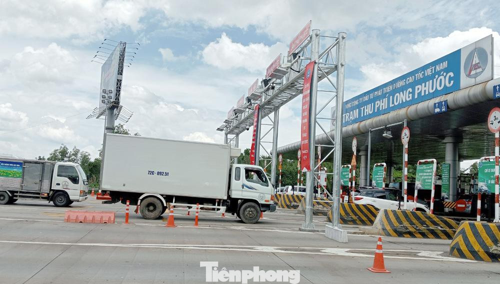 Từ ngày 6/8 tới nay, trạm thu phí Long Phước trên tuyến cao tốc TPHCM - Long Thành - Dầu Giây không xảy ra ùn tắc dù đã bỏ quy định xe đi vào cao tốc phải có số dư tài khoản bằng mức phí toàn tuyến. Ảnh chụp sáng 10/8. Từ ngày 6/8 tới nay, trạm thu phí Long Phước trên tuyến cao tốc TPHCM - Long Thành - Dầu Giây không xảy ra ùn tắc dù đã bỏ quy định xe đi vào cao tốc phải có số dư tài khoản bằng mức phí toàn tuyến. Ảnh chụp sáng 10/8.