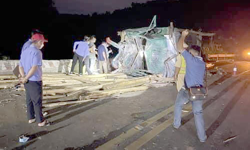 Hiện trường vụ tai nạn làm 4 người tử vong, 2 người bị thương ở A Lưới (Huế).