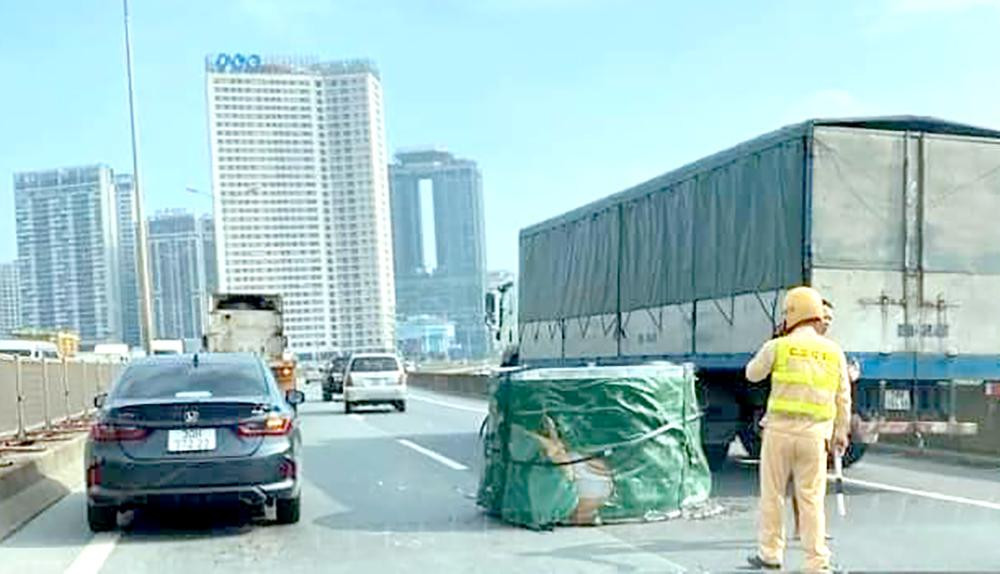 Xe đầu kéo phanh gấp làm đứt dây chằng rơi 2 cuộn thép lớn ra đường Vành đai 3 Hà Nội sáng 9/8 làm mặt đường hư hỏng, giao thông ùn tắc. Xe đầu kéo phanh gấp làm đứt dây chằng rơi 2 cuộn thép lớn ra đường Vành đai 3 Hà Nội sáng 9/8 làm mặt đường hư hỏng, giao thông ùn tắc.