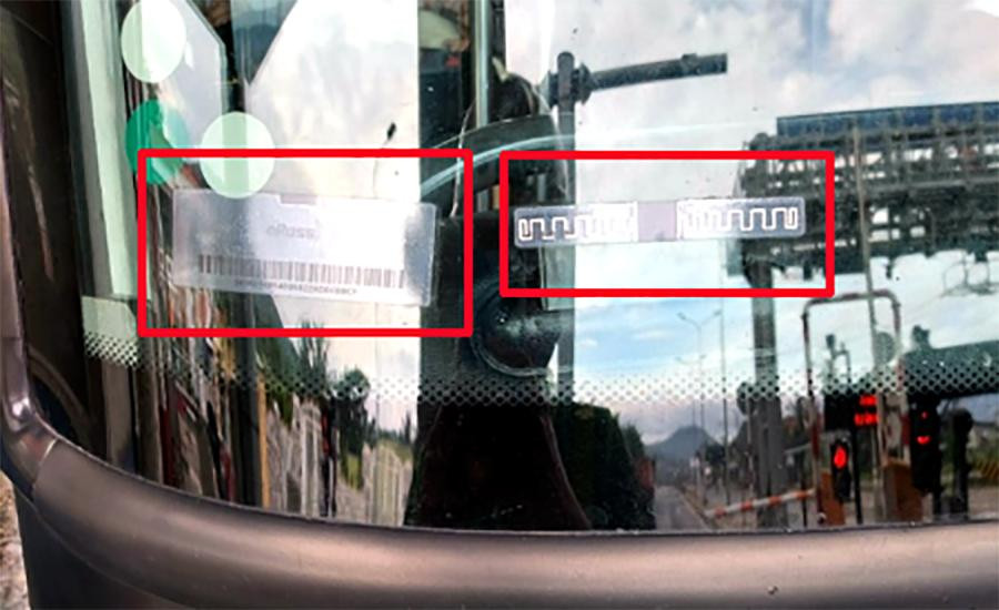 Một ô tô bị dán đồng thời 2 thẻ trả phí tự động của 2 nhà cung cấp khác nhau, dẫn tới lỗi khi qua trạm thu phí.