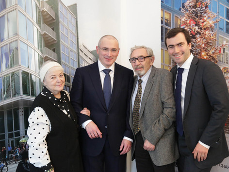 Khodorkovsky (thứ hai từ trái sang) đã được đoàn tụ với bố mẹ và con trai ở Berlin