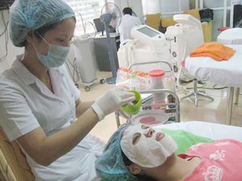 Đắp mặt nạ hàng ngày sẽ khiến da trở nên yếu ớt. Ảnh: Gia Đình Xã Hội