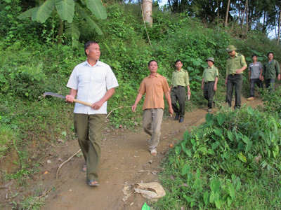 Ông Hà Văn Kỳ (đi đầu) cùng đội và lực lượng kiểm lâm địa bàn tuần tra rừng. Ảnh: Phạm Anh. Ông Hà Văn Kỳ (đi đầu) cùng đội và lực lượng kiểm lâm địa bàn tuần tra rừng. Ảnh: Phạm Anh