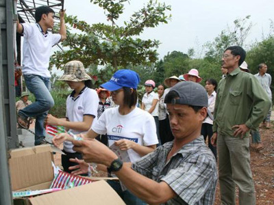 Toán (áo kẻ) trong một chuyến phát hàng cứu trợ. Ảnh: NVCC