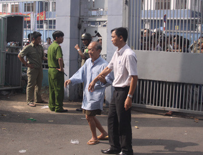 Một khán giả cao niên được ưu tiên không phải xếp hàng