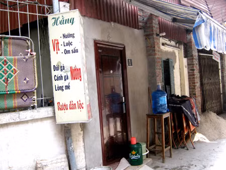 Công an quận Thanh Xuân lấy lời khai của đối tượng Tân Quán vịt nơi vợ chồng Tân ở ... và căn gác xép nơi Tân bạo hành vợ Vết rách trên tay chị Hằng được Tân dùng kim chỉ khâu quần áo tự khâu... sống. Bác sỹ thăm khám cho chị Hằng.