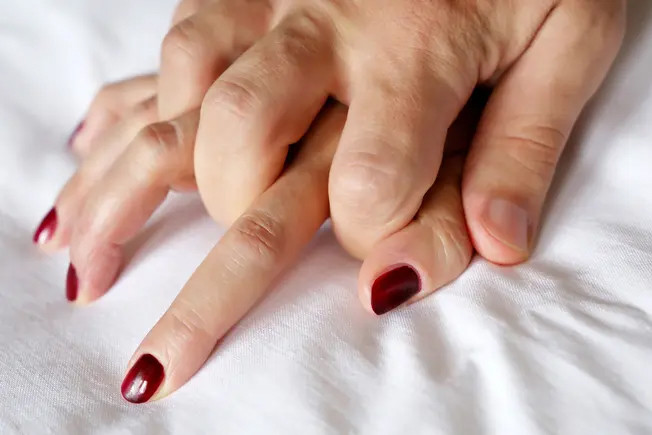 Quan hệ tình dục thô bạo có thể gây đau đớn, thậm chí bị chảy máu.