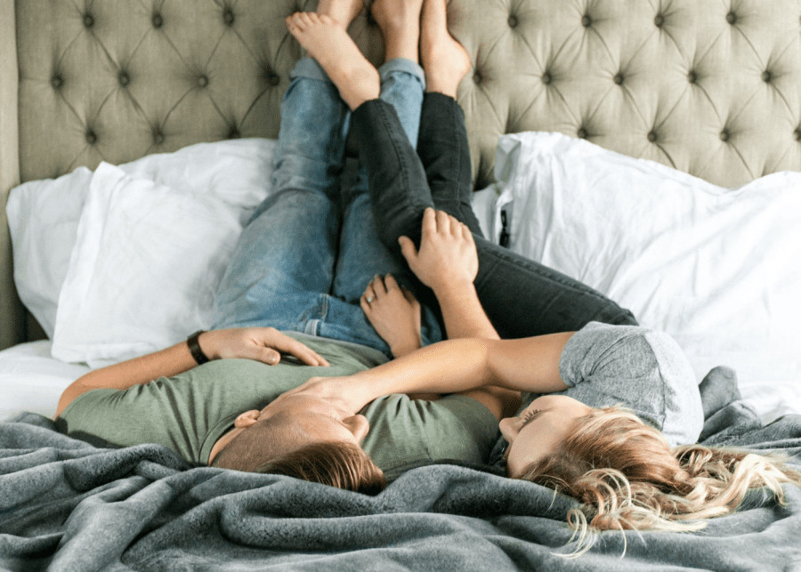 Bắt đầu thảo luận về các hoạt động trong phòng ngủ khiến cả hai cùng thích thú.