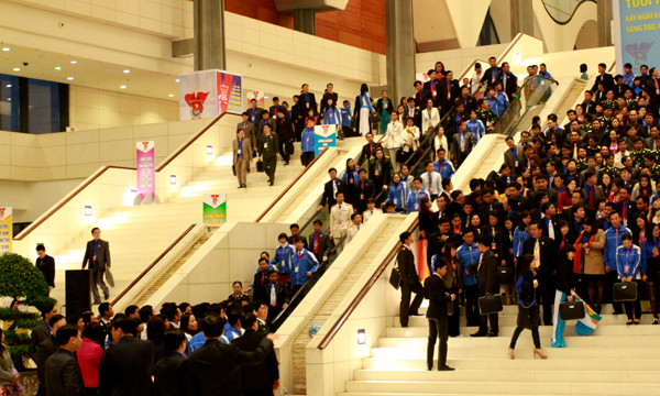 Kết thúc phiên thảo luận buổi chiều, các đại biểu tham dự Đại hội Đoàn đã cùng tập trung tại sảnh Trung tâm Hội nghị Quốc gia Mỹ Đình (Hà Nội)