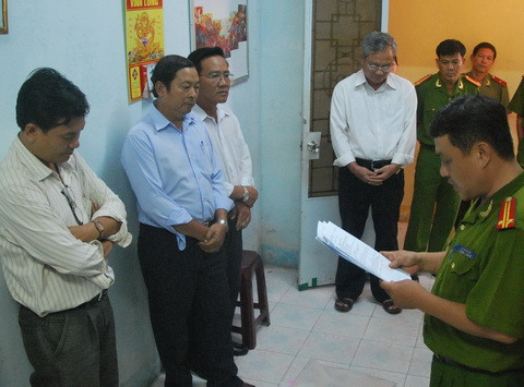 Ông Tranh (áo trắng, bìa phải) trong lần nghe cơ quan điêu tra đọc lệnh bắt thuộc cấp Bùi Hữu Trí (bìa trái). Ảnh: Trà Giang Ông Tranh (áo trắng, bìa phải) trong lần nghe cơ quan điêu tra đọc lệnh bắt thuộc cấp Bùi Hữu Trí (bìa trái)