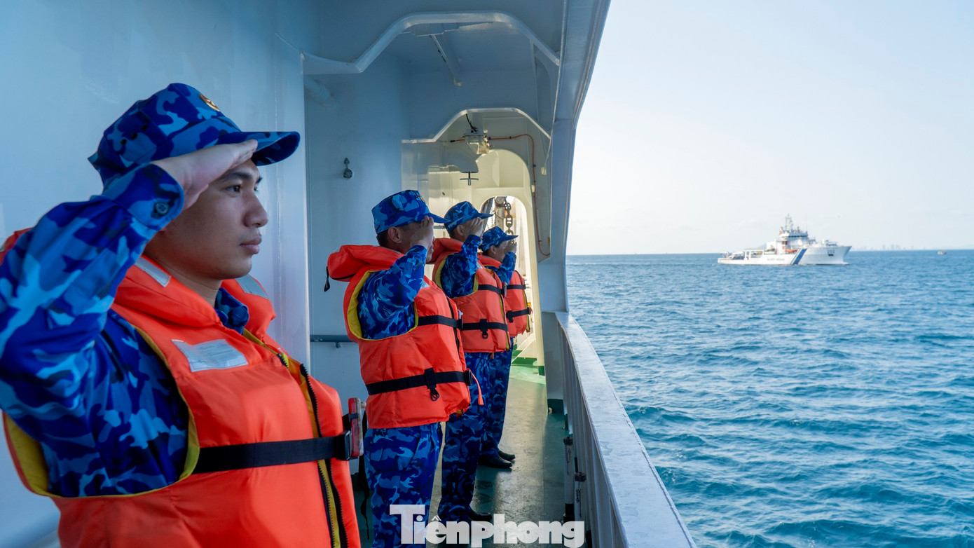 Cán bộ, chiến sỹ Tàu CSB 8005 thực hiện nghi thức chào tàu Sumadra Paheredar-ICG 202. Ảnh: Bộ tư lệnh Vùng Cảnh sát biển 3 Cán bộ, chiến sỹ Tàu CSB 8005 thực hiện nghi thức chào tàu Sumadra Paheredar-ICG 202. Ảnh: Bộ tư lệnh Vùng Cảnh sát biển 3