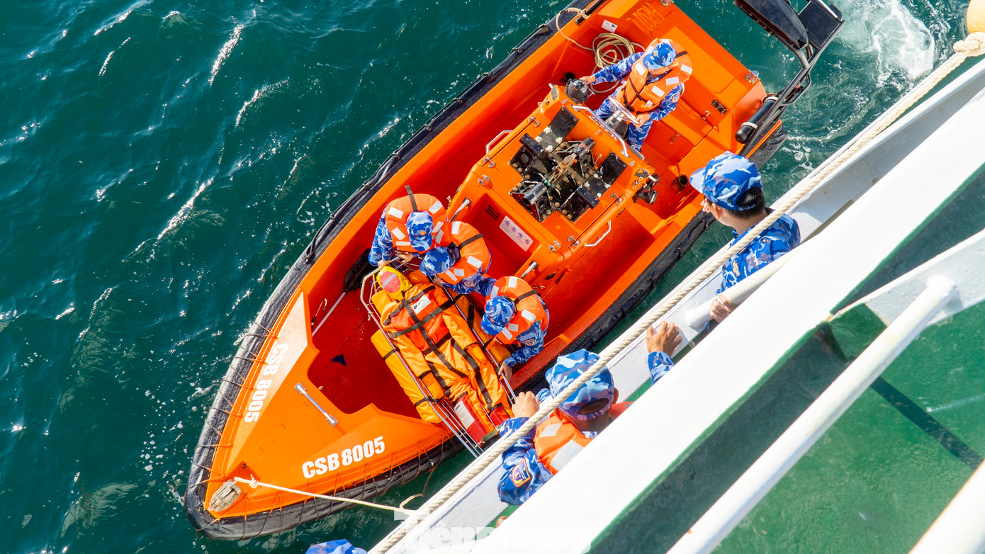 Cán bộ, chiến sỹ Tàu CSB 8005 đưa người bị nạn lên tàu để sơ cứu. Ảnh: Bộ tư lệnh Vùng Cảnh sát biển 3 Cán bộ, chiến sỹ Tàu CSB 8005 đưa người bị nạn lên tàu để sơ cứu. Ảnh: Bộ tư lệnh Vùng Cảnh sát biển 3