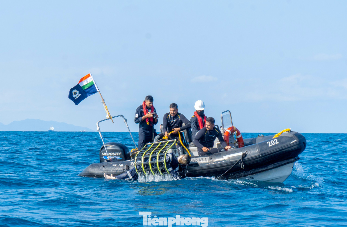 Cán bộ , thủy thủ Tàu Sumadra Paheredar-ICG 202 thực hiện cứu người rơi xuống nước. Ảnh: Bộ tư lệnh Vùng Cảnh sát biển 3 Cán bộ , thủy thủ Tàu Sumadra Paheredar-ICG 202 thực hiện cứu người rơi xuống nước. Ảnh: Bộ tư lệnh Vùng Cảnh sát biển 3