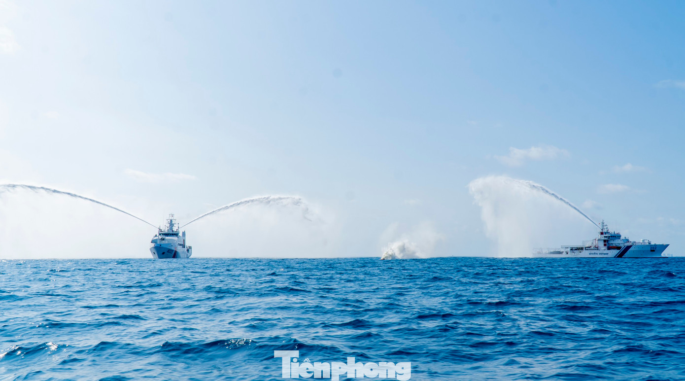 Tàu CSB 8005 (Bộ Tư lệnh Vùng Cảnh sát biển 3) và tàu Sumadra Paheredar-ICG 202 phun nước dập tắt đám cháy. Ảnh: Bộ tư lệnh Vùng Cảnh sát biển 3 Tàu CSB 8005 (Bộ Tư lệnh Vùng Cảnh sát biển 3) và tàu Sumadra Paheredar-ICG 202 phun nước dập tắt đám cháy. Ảnh: Bộ tư lệnh Vùng Cảnh sát biển 3