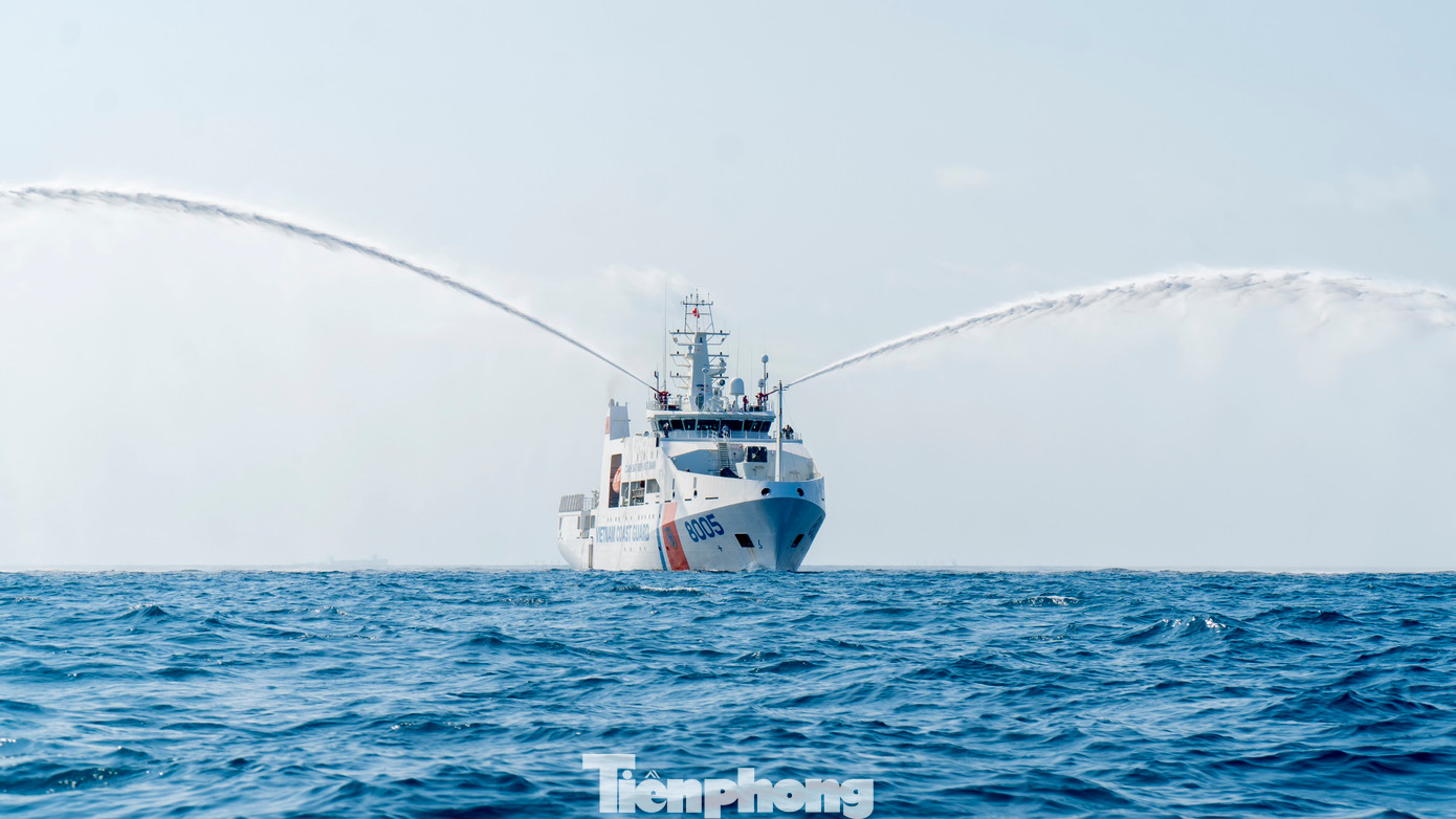 Tàu CSB 8005 biểu diễn phun nước cứu hỏa. Ảnh: Bộ tư lệnh Vùng Cảnh sát biển 3 Tàu CSB 8005 biểu diễn phun nước cứu hỏa. Ảnh: Bộ tư lệnh Vùng Cảnh sát biển 3